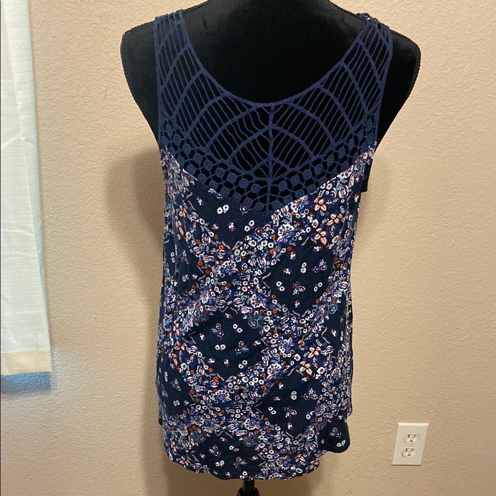 Sleek Navy Floral Tank Top for Effortless Style - Picture 4 of 8